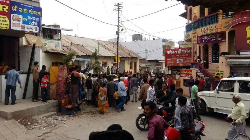 देवास में बेकरी और नमकीन की दुकान, बंद करवाने पहुंचे अधिकारी