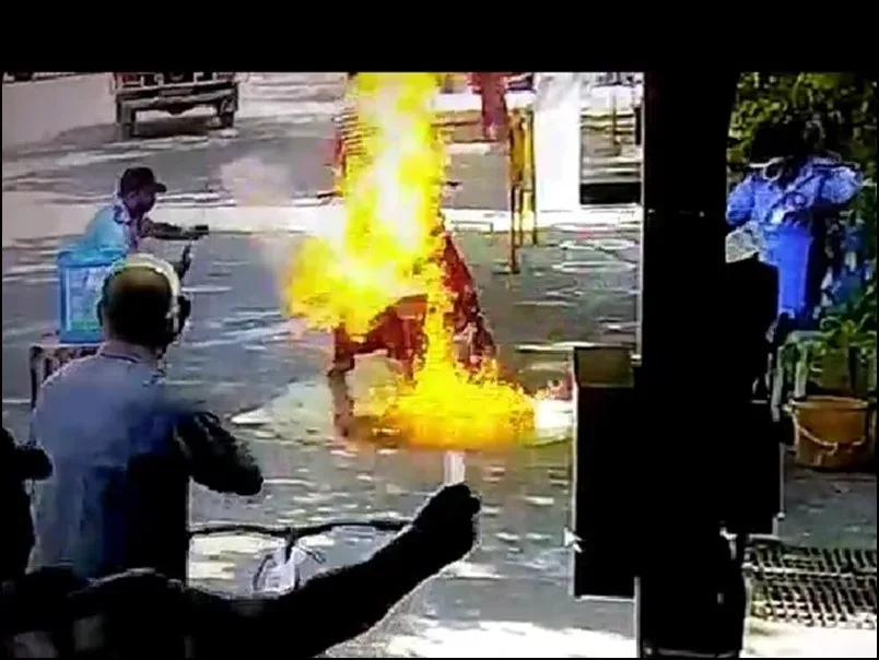बाइक सैनेटाइज करते वक़्त लगी आग, सोशलमीडिया पर वीडियो वायरल