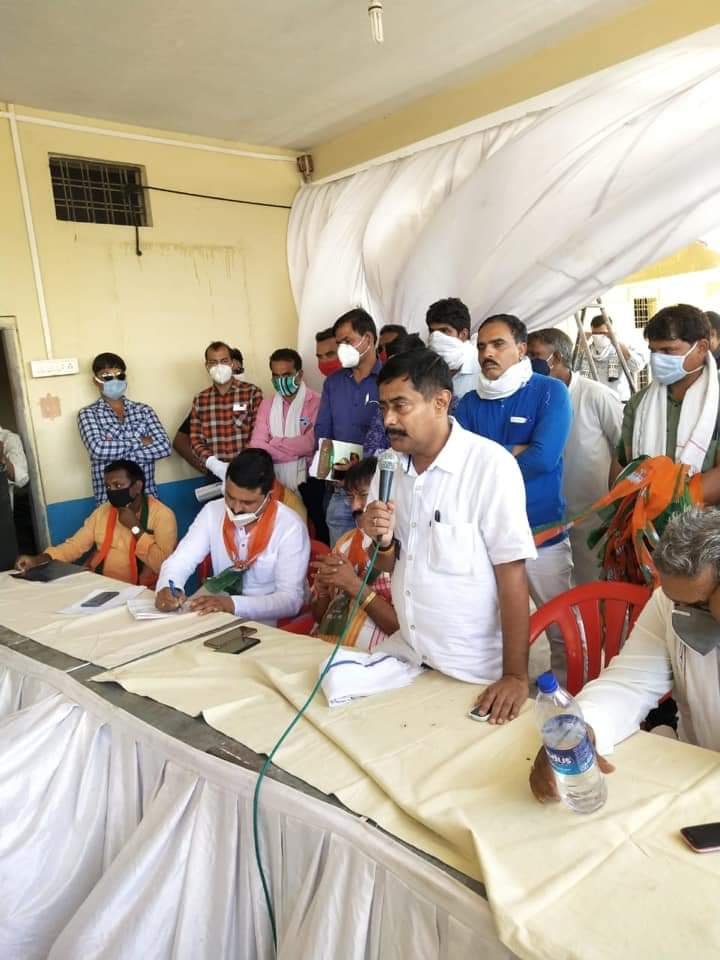 देवास जिले के हाटपिपलिया विधानसभा उपचुनाव को लेकर पूर्व मंत्री दीपक जोशी ने कार्यकर्ताओ की बैठक की।