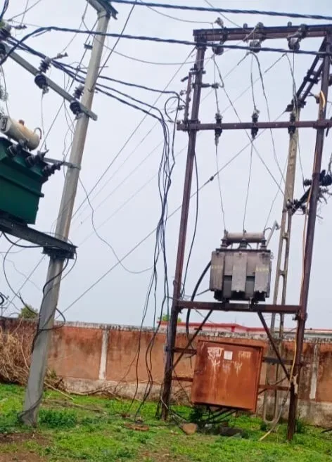 देवास : बिजली का कार्य कर रहे हेल्पर को लगा कंरट, बुरी तरह घायल इंदौर किया रेफर