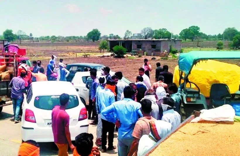 देवास : आक्रोशित किसानों ने किया हाईवे पर चक्का जाम