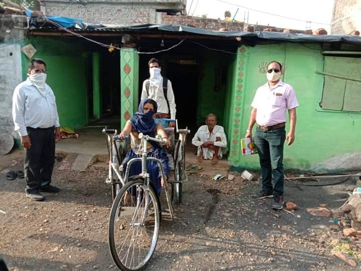 सीहोर : ट्रायसायकल पाकर खुश हो गई पिपलिया की श्यामाबाई सफलता की कहानी ।