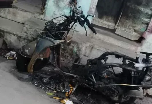 रतलाम : रंजिश में पड़ोसी ने लगाई युवती की स्कूटी में आग,आरोपी फरार