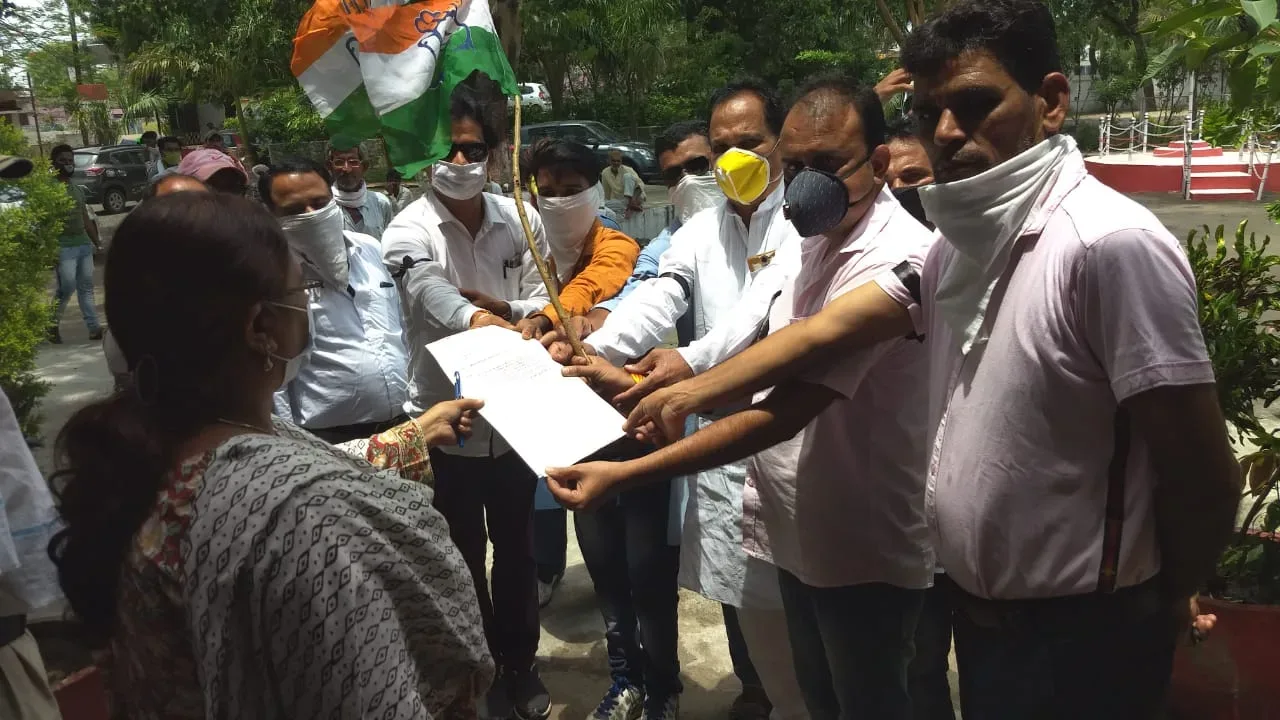 सीहोर : प्रतिदिन डीजल पेट्रोल के बढ़ते दामों को लेकर बृजेश पटेल के नेतृत्व में कांग्रेस ने दिया ज्ञापन