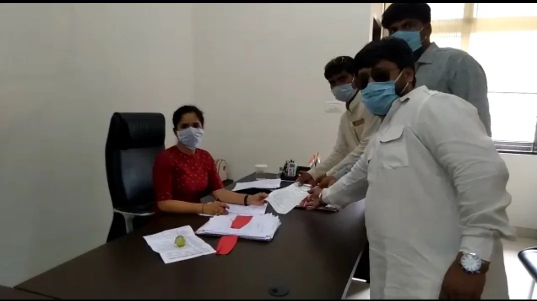 रतलाम : पेट्रोल व डीज़ल की कीमतों में लगातार हो रही वृद्धि के खिलाफ राष्ट्रपति के नाम ज्ञापन दिया ।