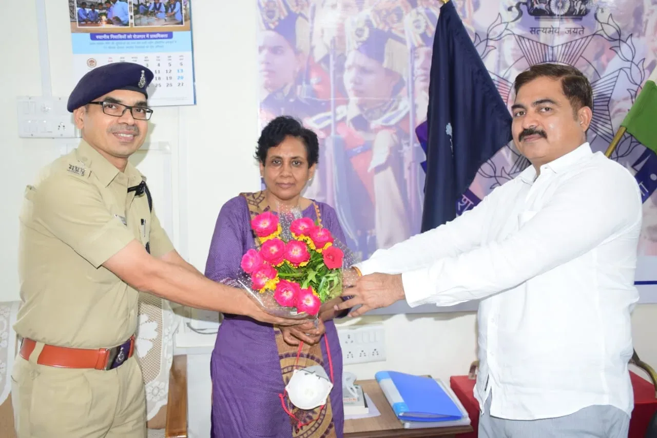 सीहोर : अधीक्षक सुश्री अरुणा सिंह के स्थानांतरण पर पुलिस अधीक्षक एस एस चौहान ने दी भावभीनी विदाई