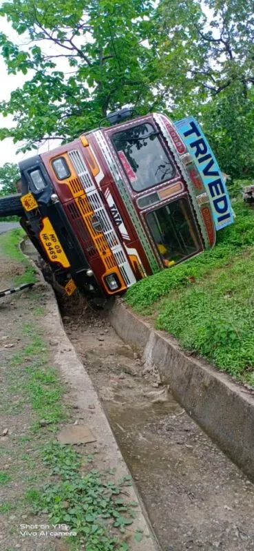 देवास : कन्नौद आष्टा मार्ग पर चावल से भरा ट्राला कबानी टूटने से पलटा
