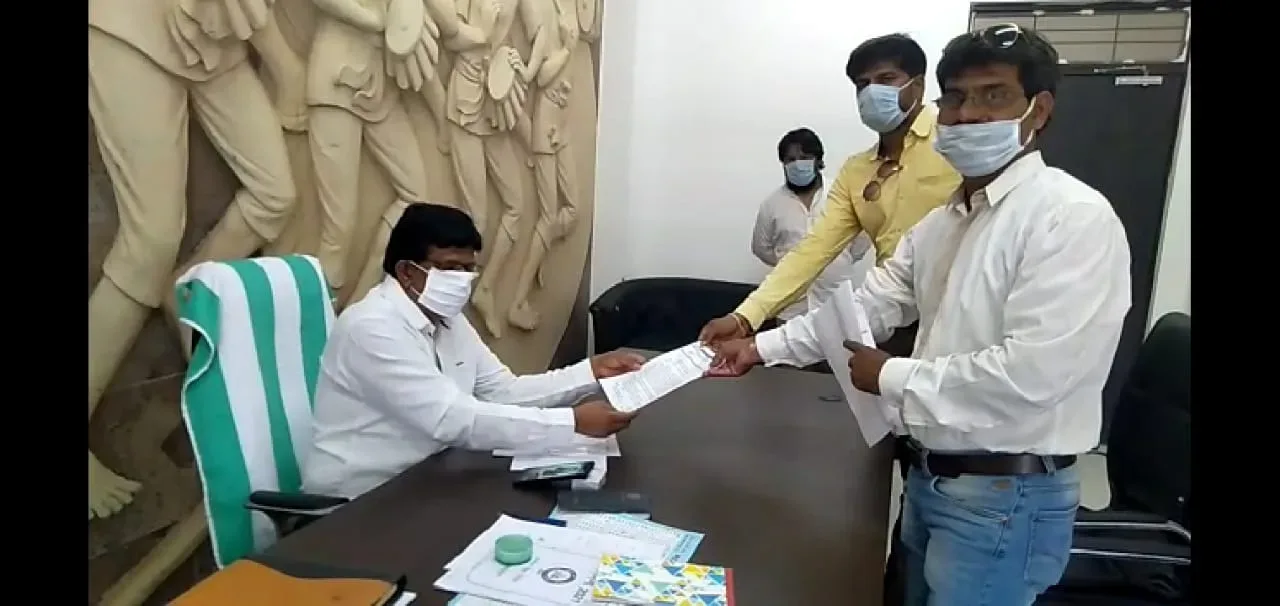 रतलाम : स्कूल, कॉलेज की फीस माफ़ करने बाबत मुख्यमंत्री के नाम डिप्टी कलेक्टर को ज्ञापन दिया