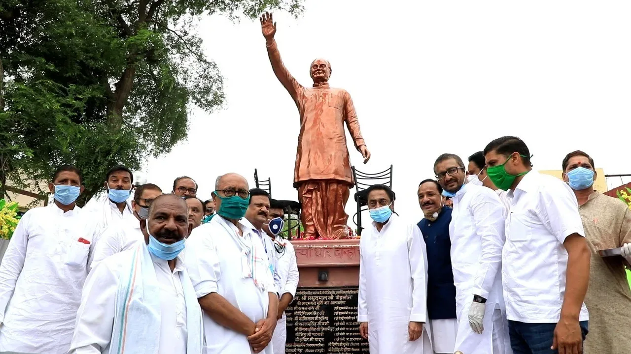 रतलाम : पूर्व मुख्यमंत्री कमलनाथ ने किया स्व. प्रभुदयाल गहलोत की प्रतिमा का अनावरण