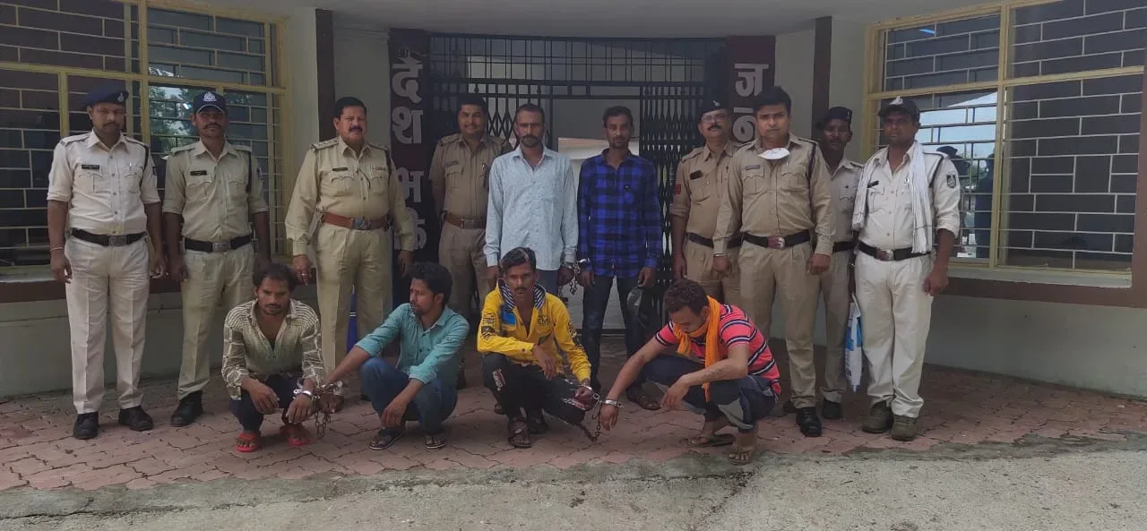 देवास : काँटाफोड पुलिस टीम ने घेराबंदी कर 21 किलो गांजे के साथ छह तस्करों को पकड़ा, सभी को जेल भेजा।