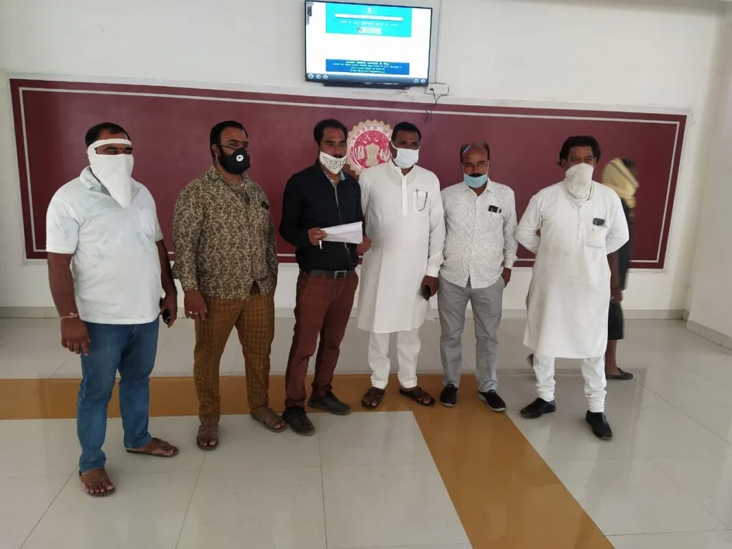 रतलाम : लॉकडाउन से आ रही दिक्कतों को लेकर दूध विक्रेताओं का एक प्रतिनिधिमंडल जिलाधीश से मिला