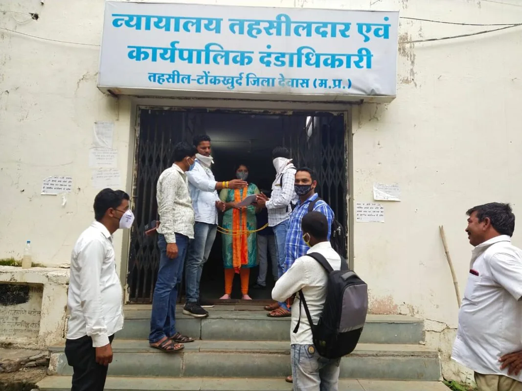 देवास : बागली सहायक सचिव से हुई अभद्रता के मामले में थाना प्रभारी के विरुद्ध जिले भर में आवेदन