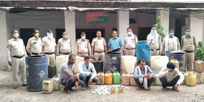 देवास : लगभग 3 लाख 60 हज़ार रुपये की मदिरा जब्त कर आरोपियों को गिरफ्तार किया