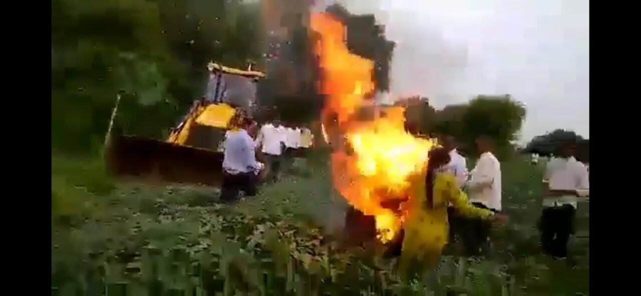 देवास : सतवास में अतिक्रमण हटाने का विरोध करते हुए महिला ने खुद को आग लगा ली