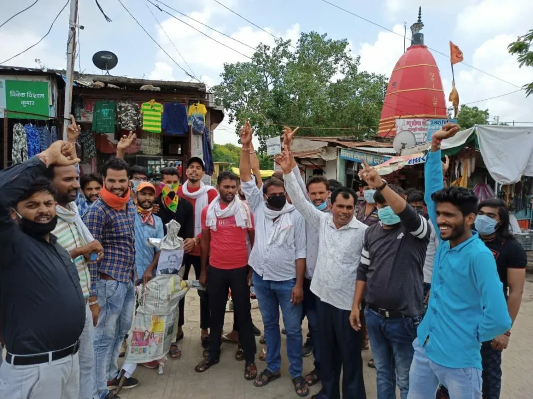 देवास : हाटपिपलिया में पायलट समर्थको ने अशोक गेहलोत का पुतला फुका