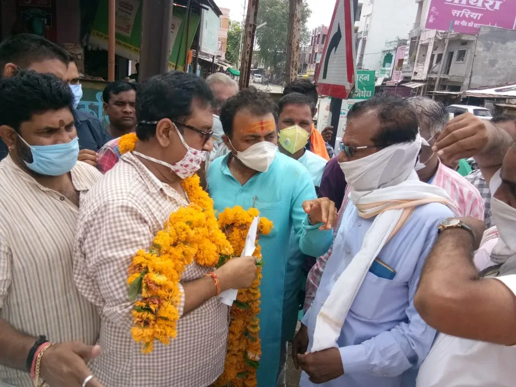 देवास : वनमंत्री विजय शाह का भोपाल से खंडवा जाते समय नेताओं और वनकर्मियों ने स्वागत किया