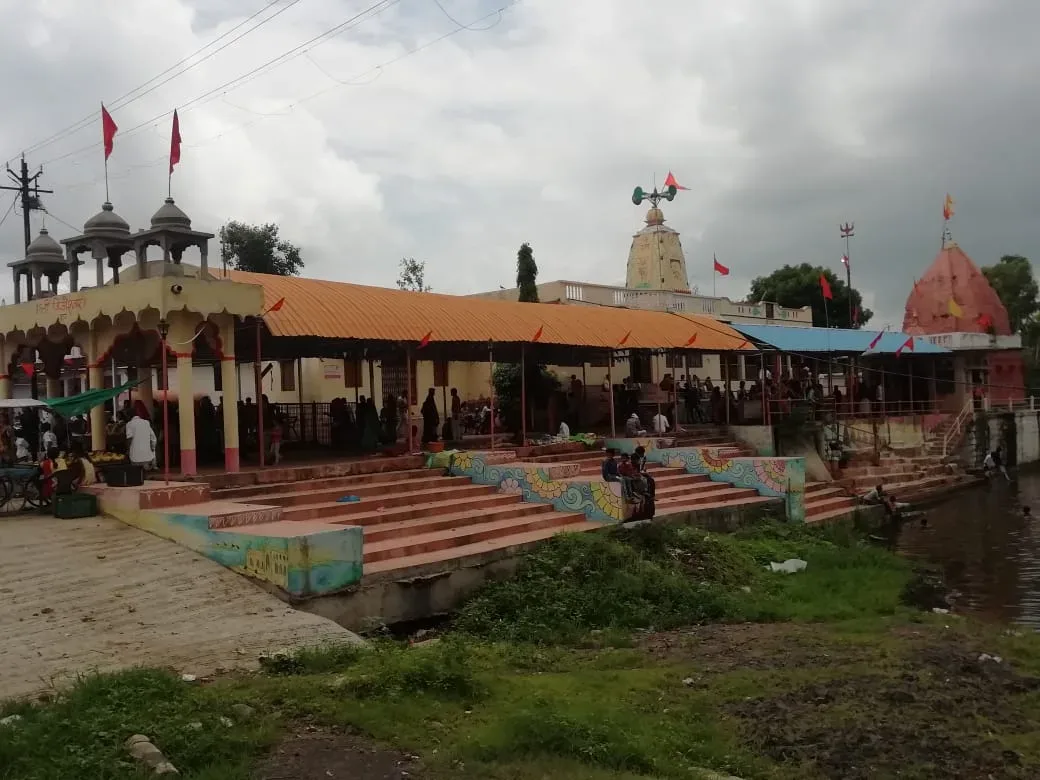 देवास : श्रावण मास के तीसरे सोमवार विजेश्वर महादेव मंदिर बिजवाड़ में उमड़ा भक्तों का सैलाब