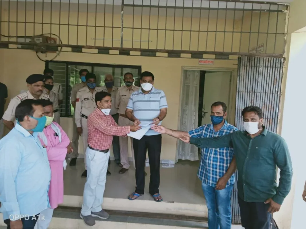 देवास : सहायक सचिव के साथ मारपीट रिपोर्ट लिखवाने गए तो थाना स्टाफ एवं थाना प्रभारी ने की अभद्रता