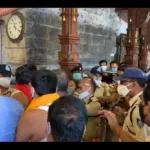 उज्जैन महाकाल मंदिर की सवारी के दौरान पंडे पुजारी और पुलिस प्रशासन के बीच झड़प का वीडियो वायरल