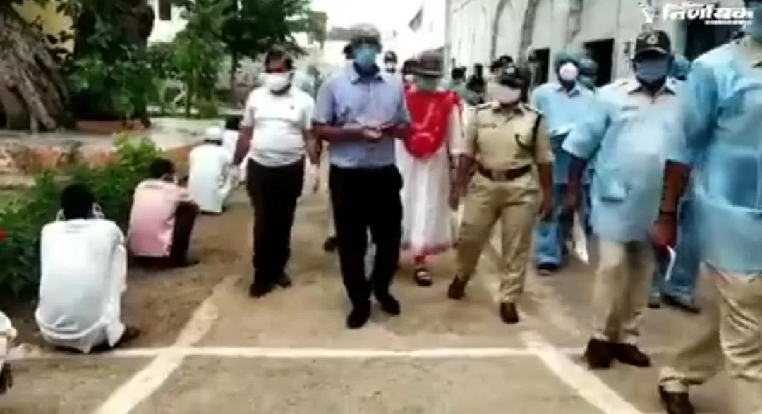 उज्जैन : कलेक्टर भेरूगढ़ जेल पहुंचे 8 कैदियों पॉजिटिव पाए गए, जेल डॉक्टर को निलंबित कर दिया गया।