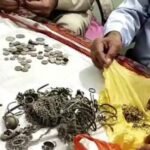 उज्जैन : महिदपुर में १०० साल पुराने मकान से निकला धन