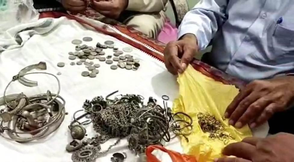 उज्जैन : महिदपुर में १०० साल पुराने मकान से निकला धन