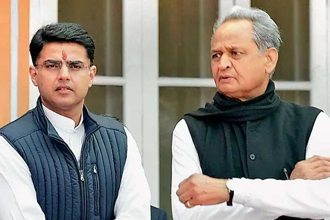 अशोक गहलोत से नाराज चल रहे 12 विधायक, सोनिया गांधी से मिलने पहुंचे दिल्ली, गहलोत सरकार पर संकट!