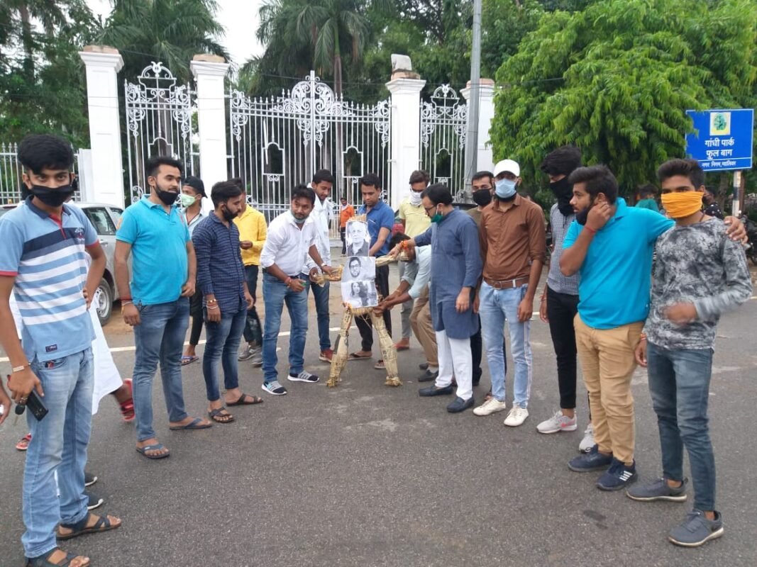 ग्वालियर : बॉलीवुड के महेश भट्ट और महाराष्ट्र सरकार के उद्धव ठाकरे का पुतला फूंका