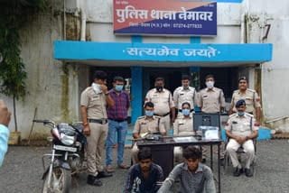 देवास : चोरी की वारदात को अंजाम देने वाले दो आरोपी गिरफ्तार, पुलिस ने निकाला जुलूस