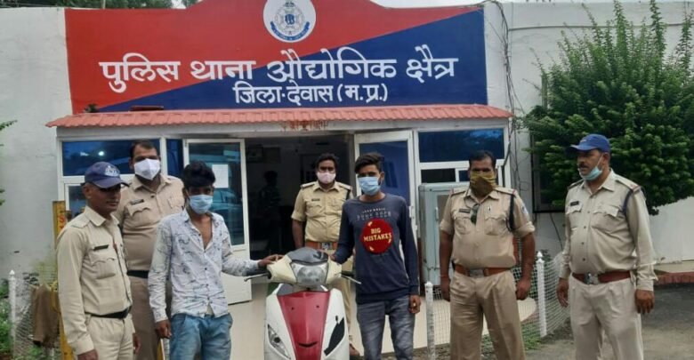 देवास : राहजनी के आरोपी धराए, मेस्ट्रो और मोबाइल जब्त