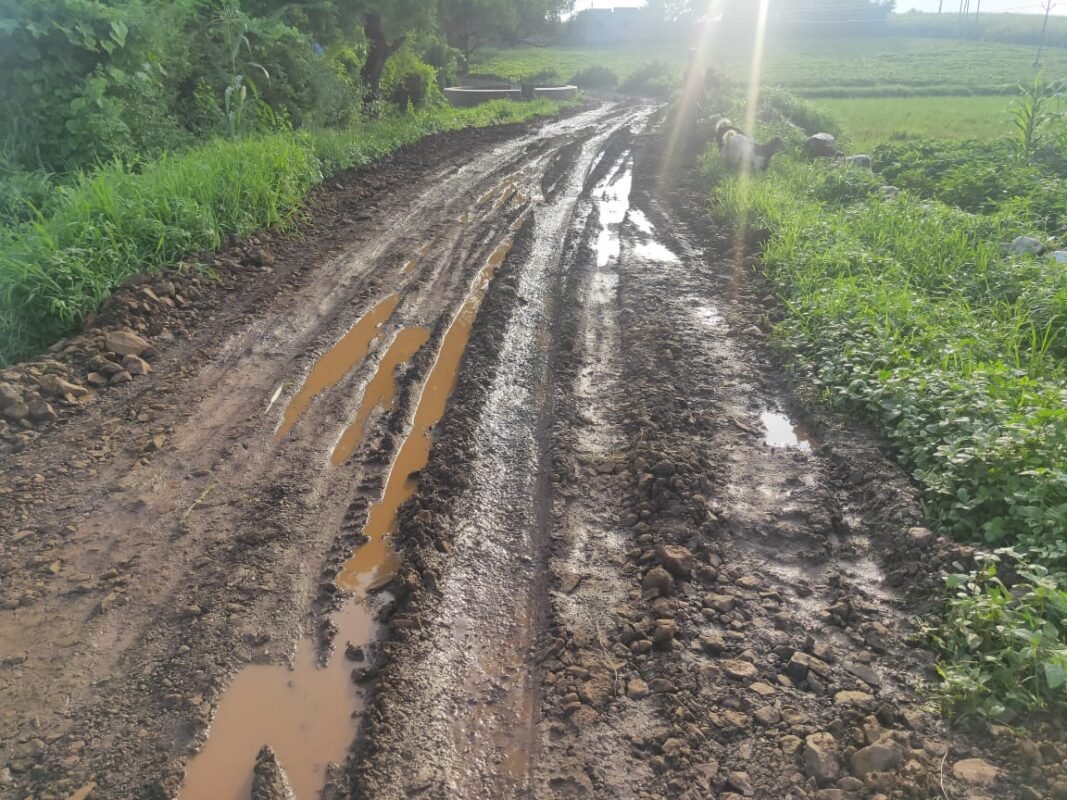 झाबुआ : इस गांव में अधुरी पडी सुदुर सड़क ग्रामीणों के लिये बनी मुसीबत