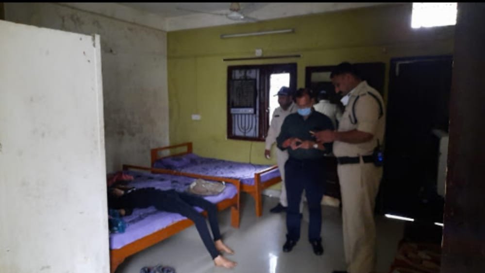 उज्जैन : होटल के कमरे में युवती की गला रेत कर की हत्या