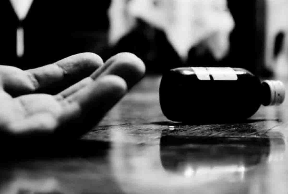 उज्जैन : महिला ने जहर खाया तो वृद्ध ने लगा ली फांसी