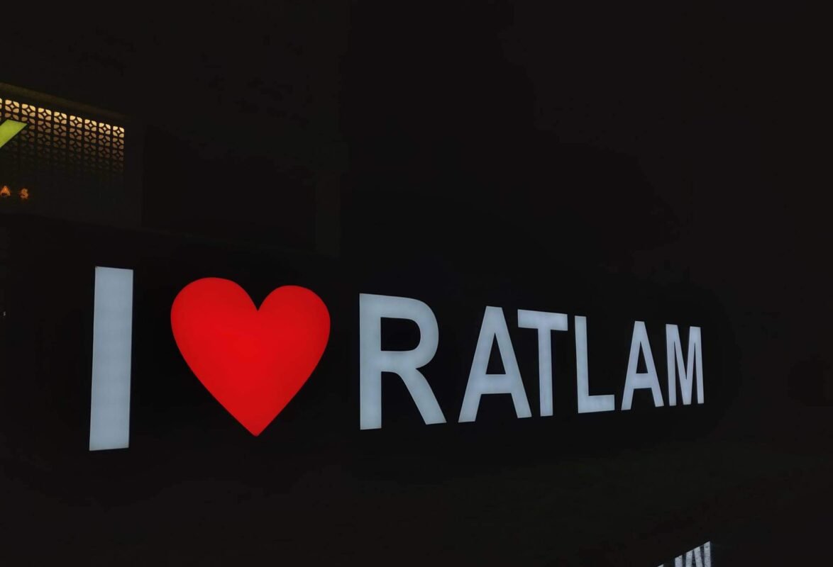 रतलाम : सार्वजनिक स्थलों पर थूकने पर होगा 1,000/- का जुर्माना