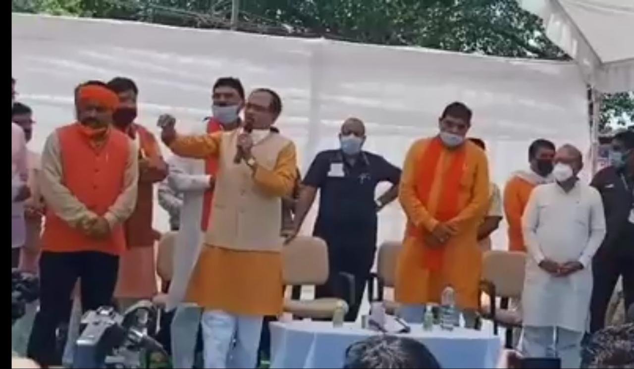 देवास : नेमावर पहुंचे शिवराज, यथासंभव मदद का दिया आश्वासन