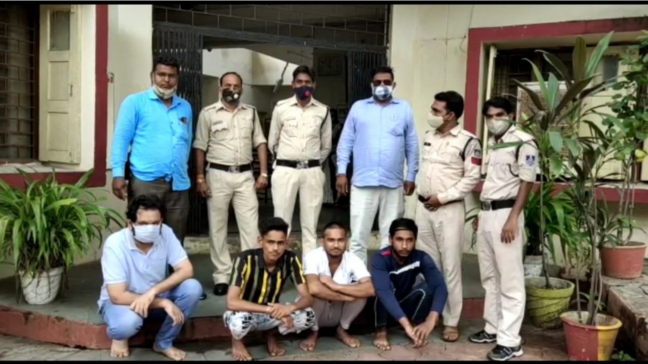 उज्जैन : पुलिस ने बड़ी कार्यवाही करते हुए 4 अपराधियों को गिरफ्तार किया ।