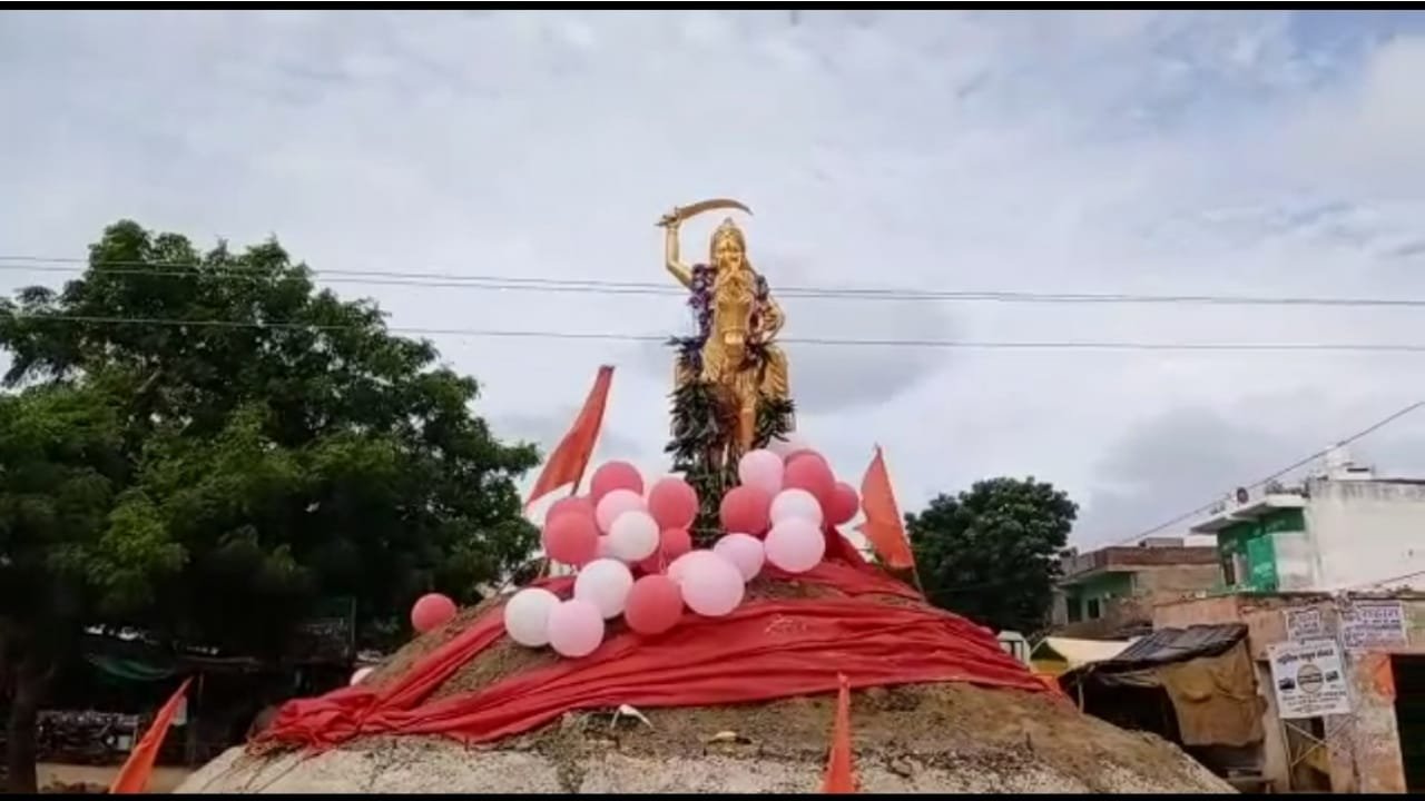 शिवपुरी : अज्ञात लोगों ने रातोरात रानी अवंति बाई की प्रतिमा स्थापित कर दी