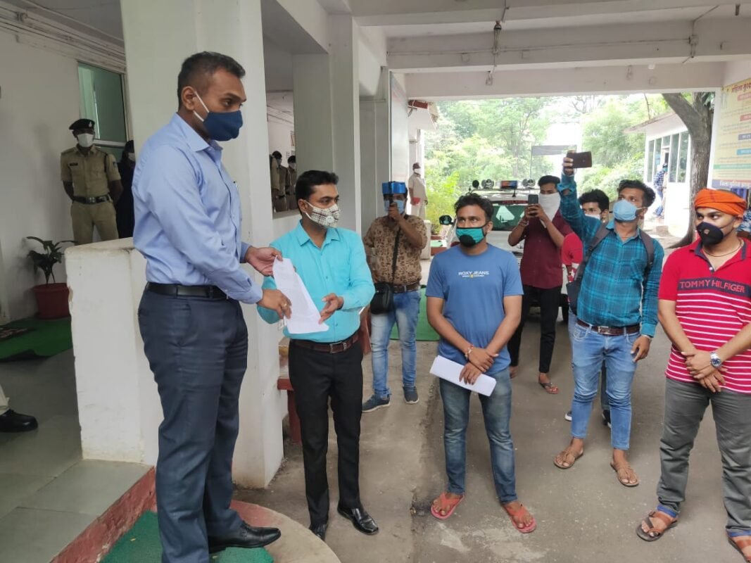 झाबुआ : सर्व हिन्दु समाज ने दिया राज्यपाल के नाम एसपी को ज्ञापन