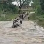 देवास : रपटा पार करते हुए पानी में बहे 2 युवक, ग्रामीणों ने बचाई जान