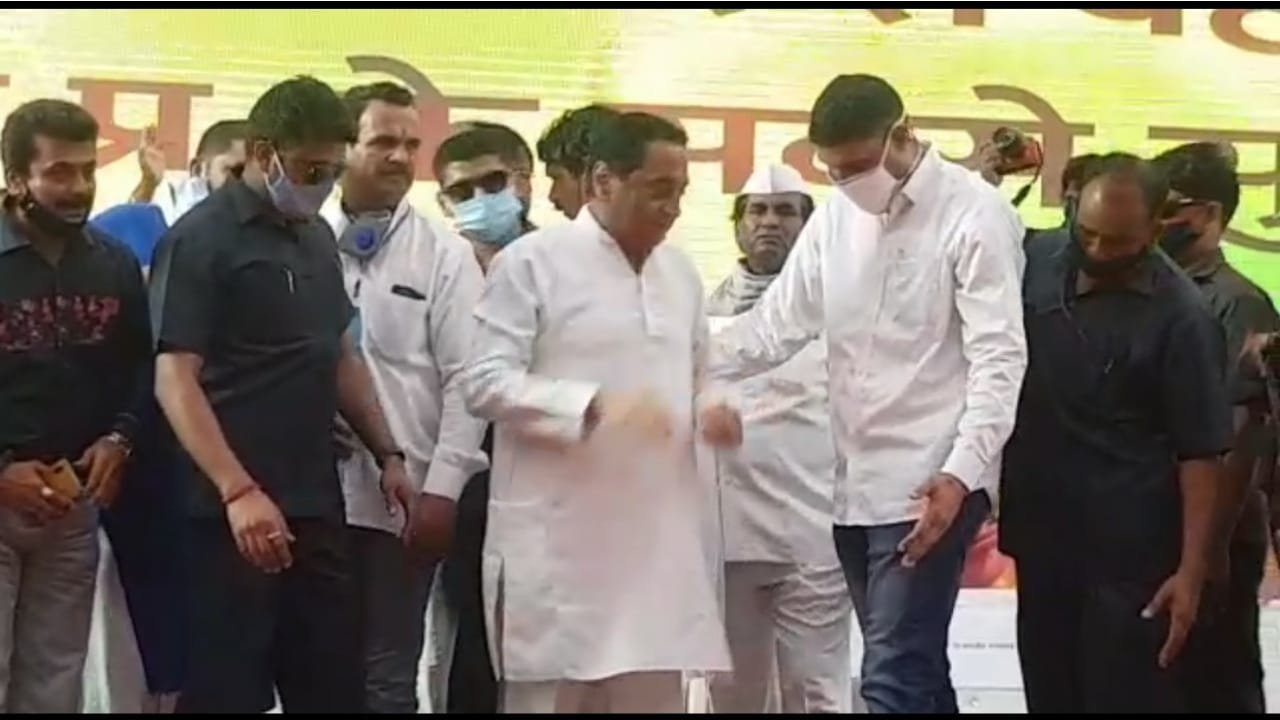 उज्जैन : कांग्रेसी भी आमसभा में भूल गयी सारी कोविड19 नियमावली