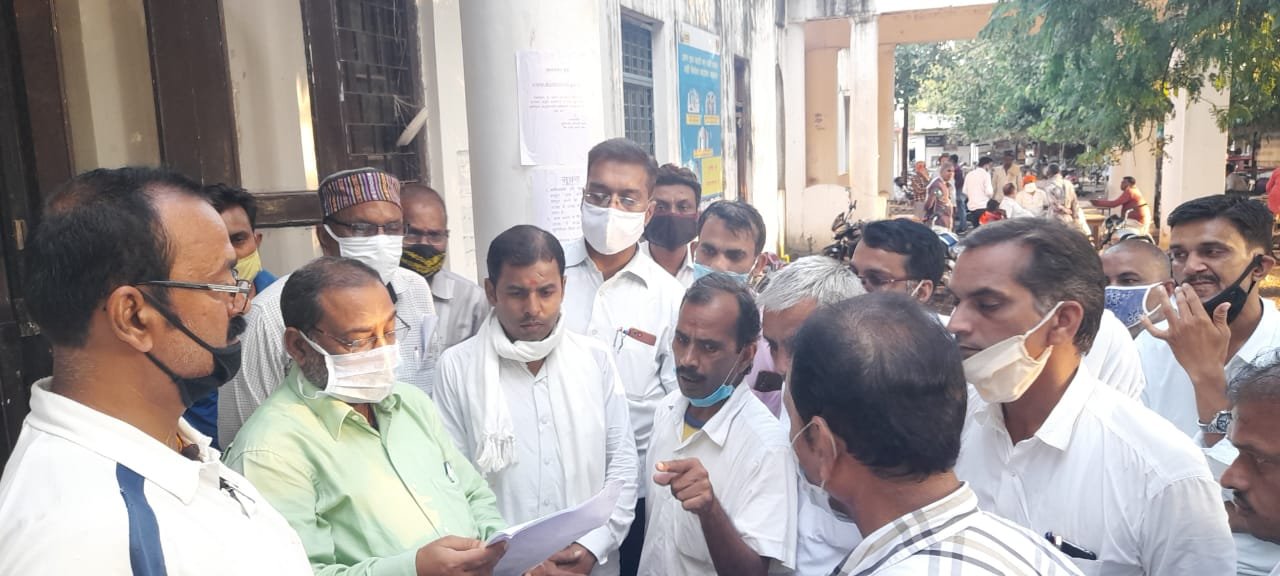 सतना : तहसीलदार से परेशान वकीलों ने दी कार्यवाही न होने पर बहिष्कार की धमकी