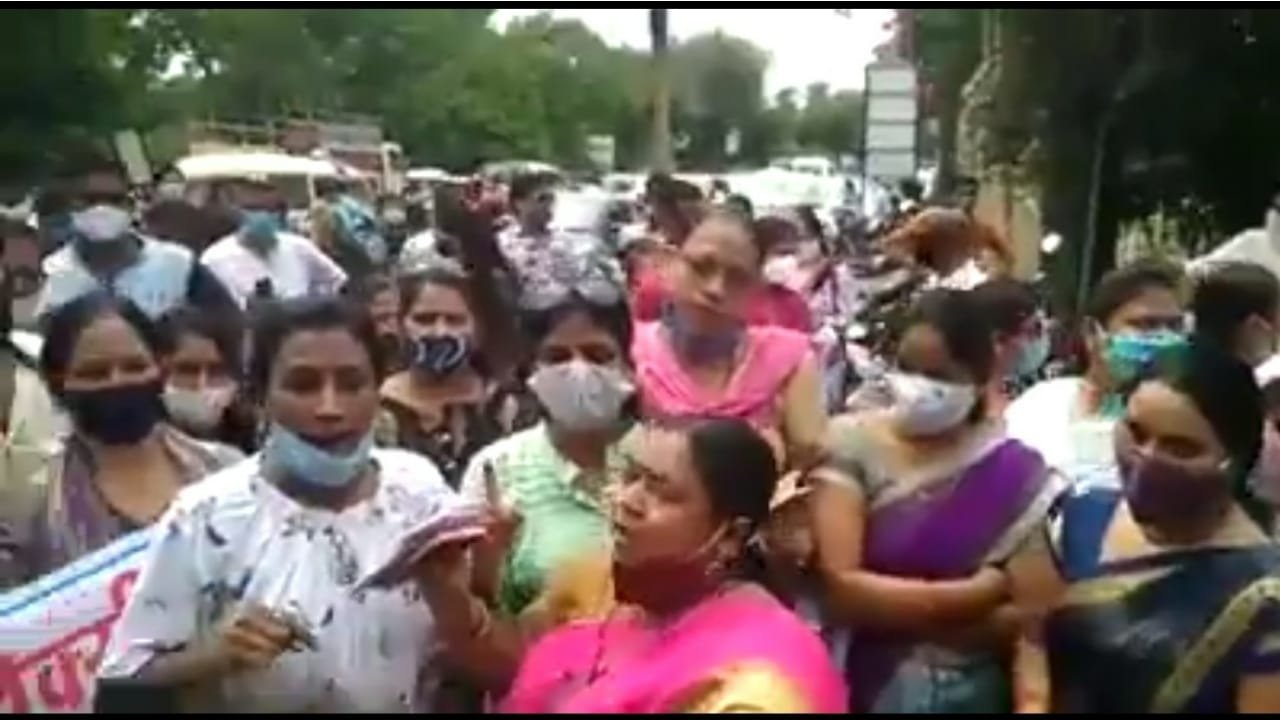 उज्जैन : स्कूल फीस के मुद्दे पर पालको ने ज्ञापन देकर की CM से मिलने की मांग