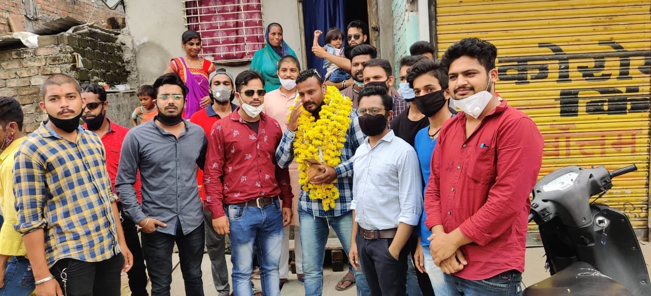 उज्जैन : क्षिप्रा नदी के बड़े पूल से गिरे बाइक सवार परिवार को बचाने वाले ऑटो चालक का शहर के युवाओं ने किया सम्मान