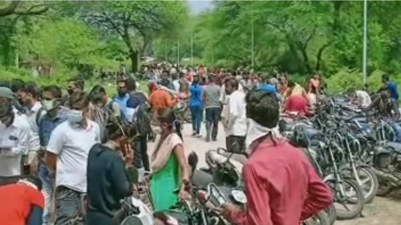 उज्जैन : माधव कालेज मे लगा छात्रों का मेला, सोशल डिस्टेंस भूलें, मास्क भी नहीं लगाया