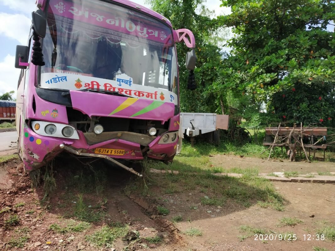 सतना: रामपुर बाघेलान तेज रफ्तार अनियंत्रित बस घर के सामने धंसी बाल बाल बचे ग्रामीण
