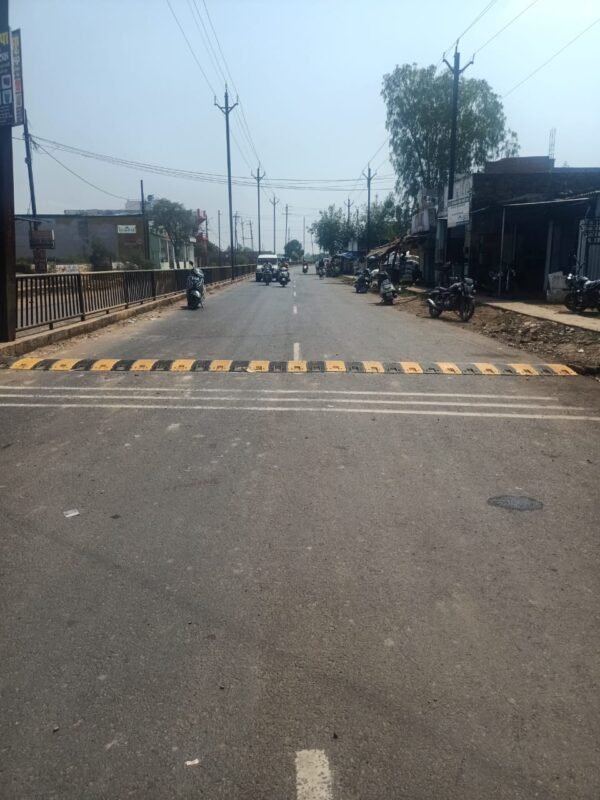 कटनी : पार्षद की मांग पर पुलिस अधिक्षक एवंं यातायात प्रभारी ने लगवाए स्पीड ब्रेकर