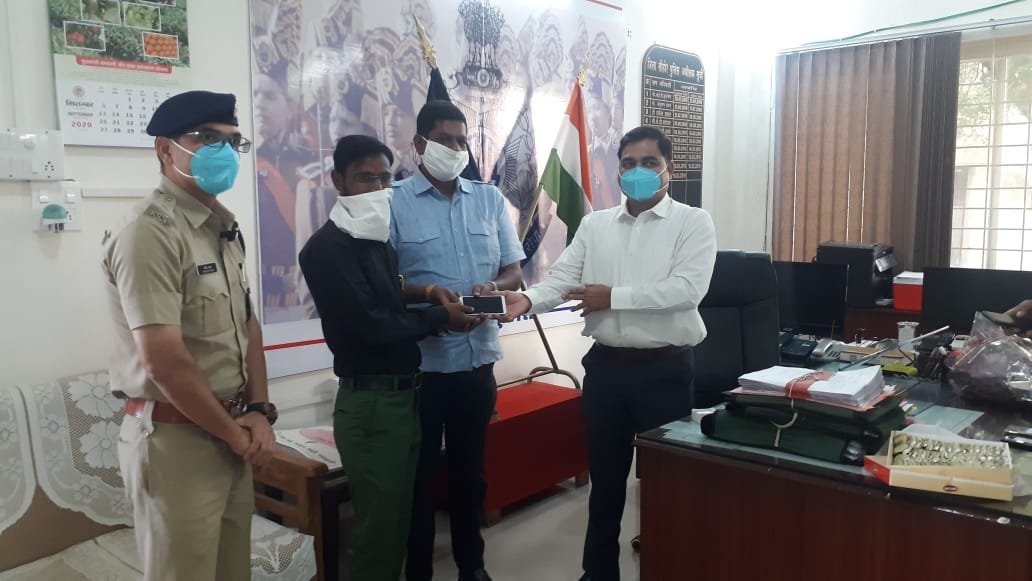 सीहोर : पुलिस ने 3 लाख की कीमत के गुम हुए मोबाइल लौटाए