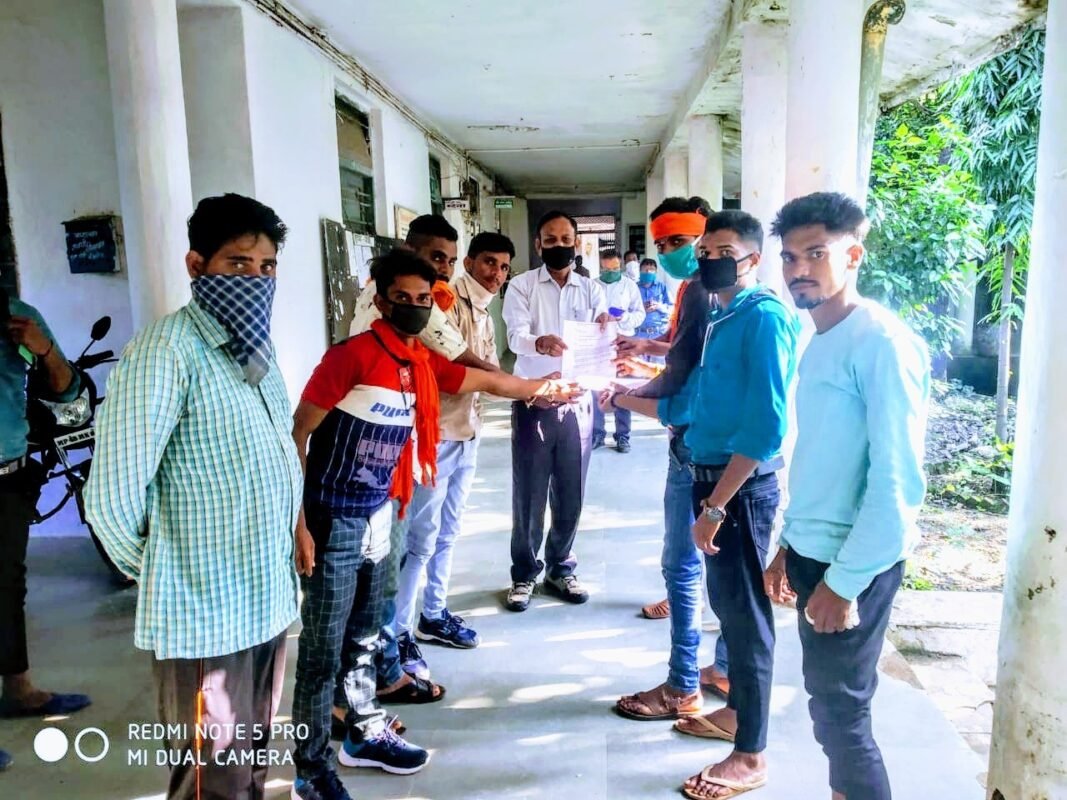 झाबुआ : हाथरस घटना को लेकर हिन्दु युवा जनजाति संगठन ने दिया ज्ञापन, मांगा रेप पीड़िता के लिए न्याय