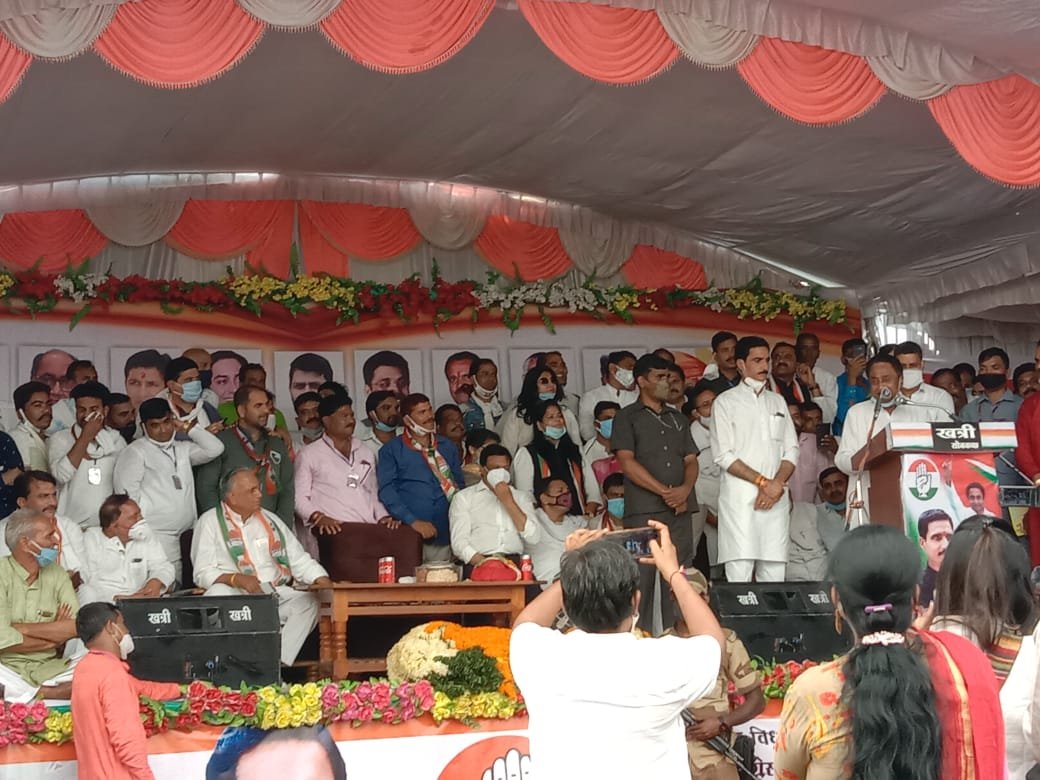 देवास: हाटपीपल्या में पूर्व मुख्यमंत्री कमलनाथ की चुनावी सभा, शारीरिक दूरी के नियम की उड़ाई धज्जियां