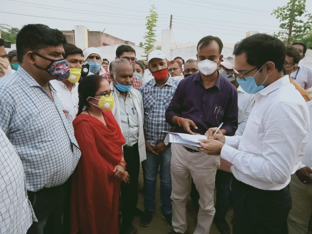 सतना : पटवारी के साथ हुई मारपीट के आरोपी की गिरफ्तारी की मांग कर ज्ञापन सौंपा